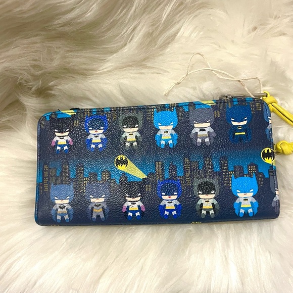 NWT Loungefly DC Batman Character Animated Design Zip Wallet - Picture 3 of 5